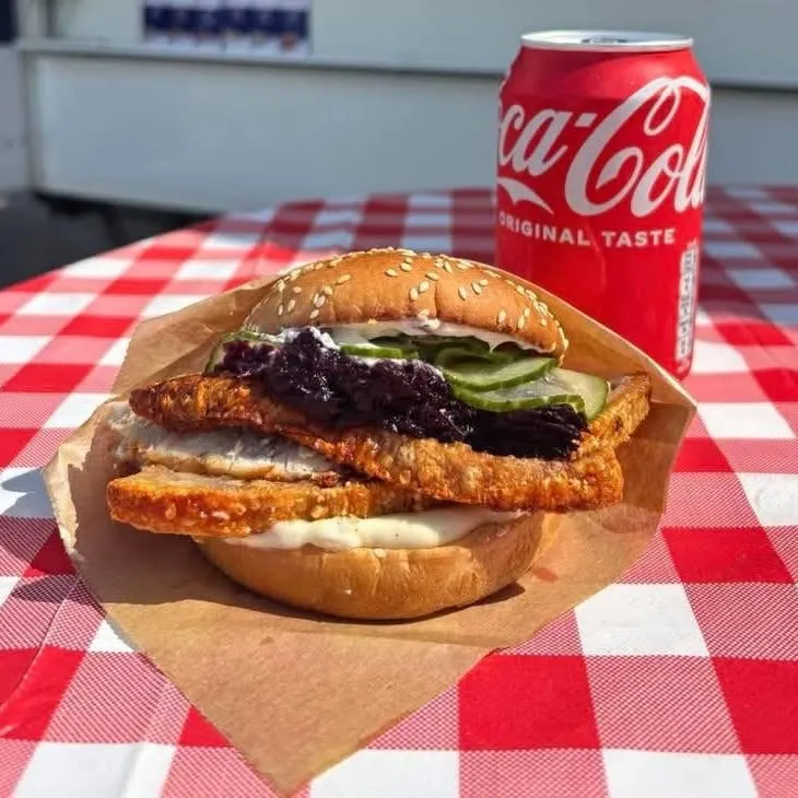 Flæskestegssandwich med sprøde svær, syltede agurker og rødkål